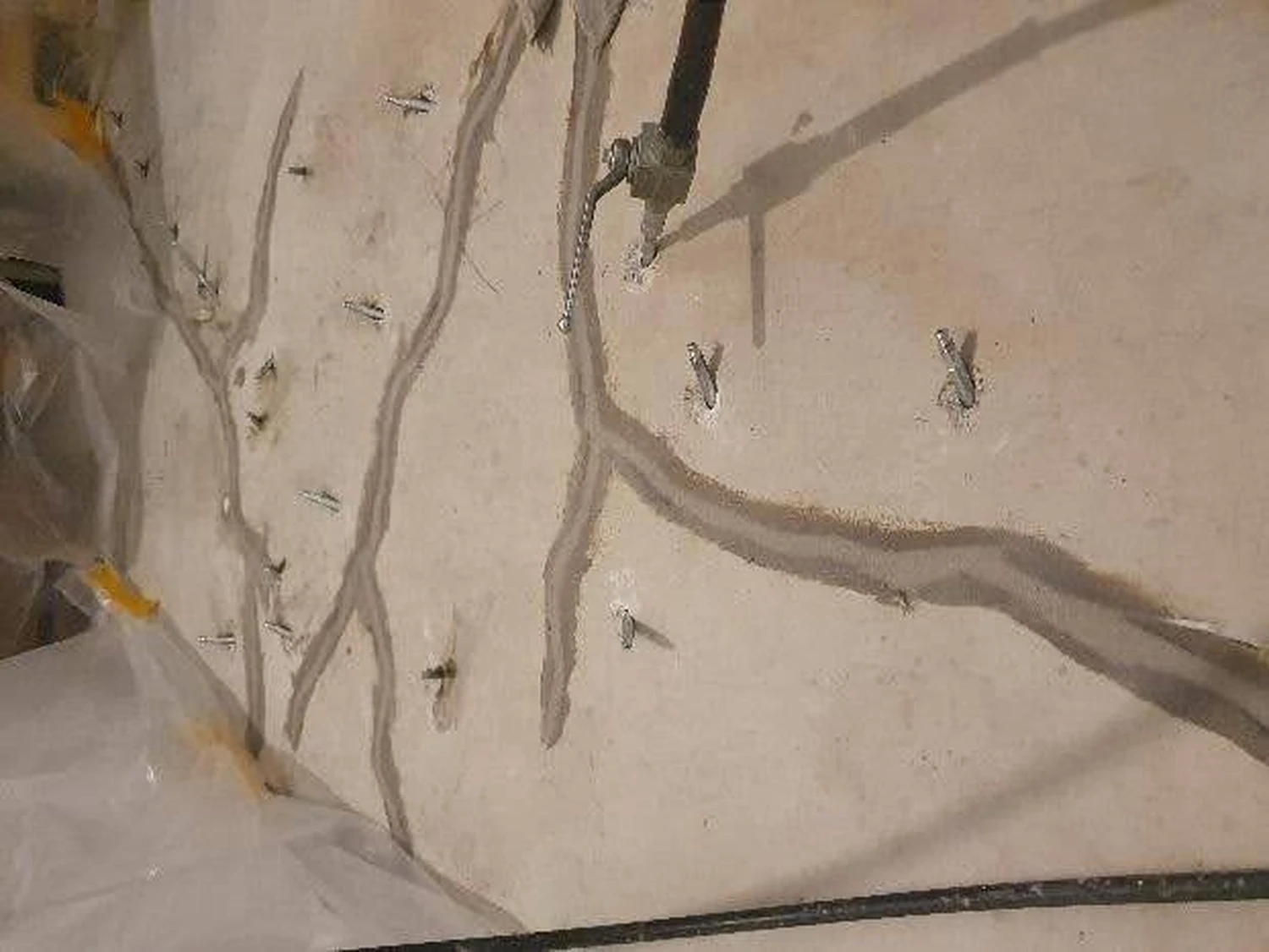 A&S Armbruster & Sieber GmbH - Experten im Bereich Bautenschutz und Bodenbeschichtungen - Das Bild zeigt eine Betonwand, die einer Rissinjektionsreparatur unterzogen wird. Bei diesem Verfahren werden Risse abgedichtet und die strukturelle Integrität wiederhergestellt.